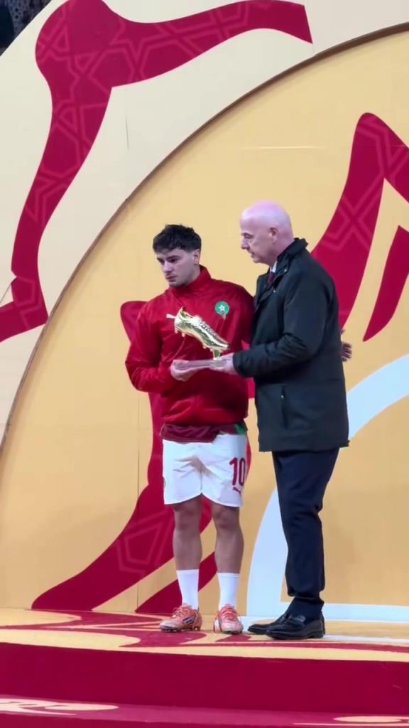 心碎！迪亚斯含泪领取金靴奖