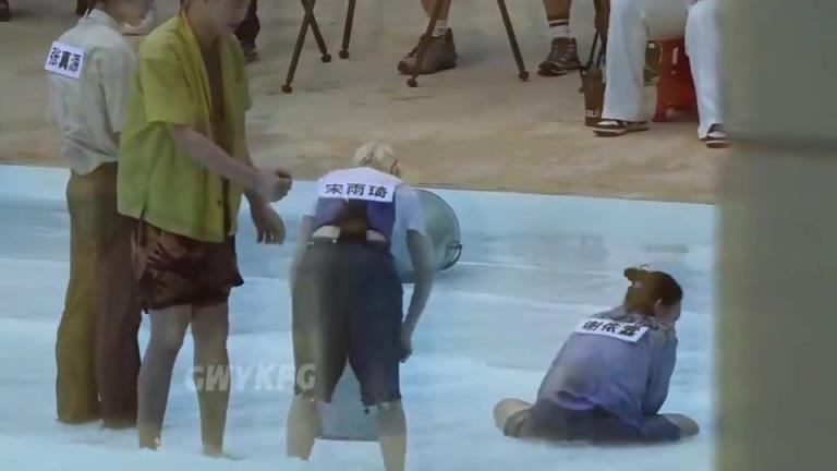 不懂怜花惜玉啊！郭艾伦此前参加综艺，一桶水直接浇在女星宋雨琦头上