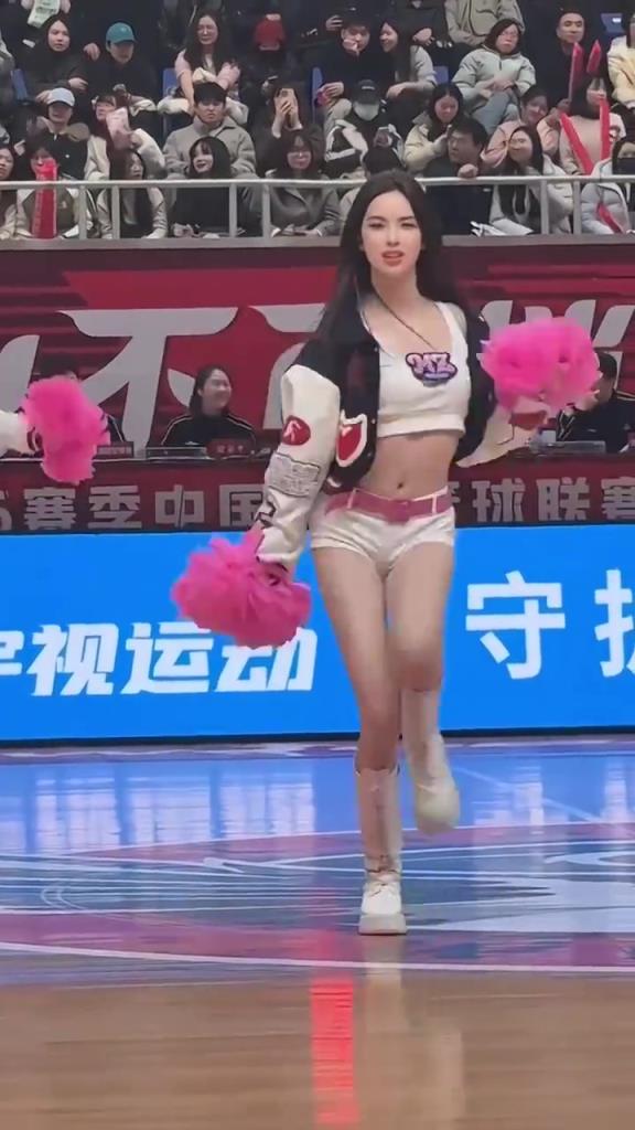 湖北女篮的这位啦啦队员也火了！这身材是相当火辣~