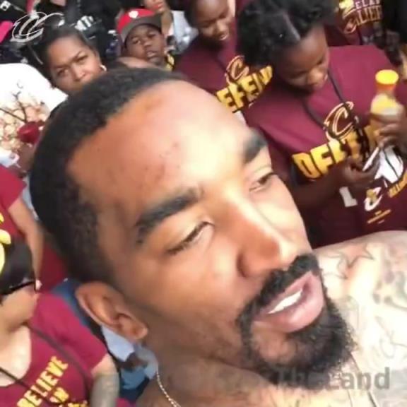 也是首冠功臣！16年JR·史密斯在夺冠游行上和球迷互动