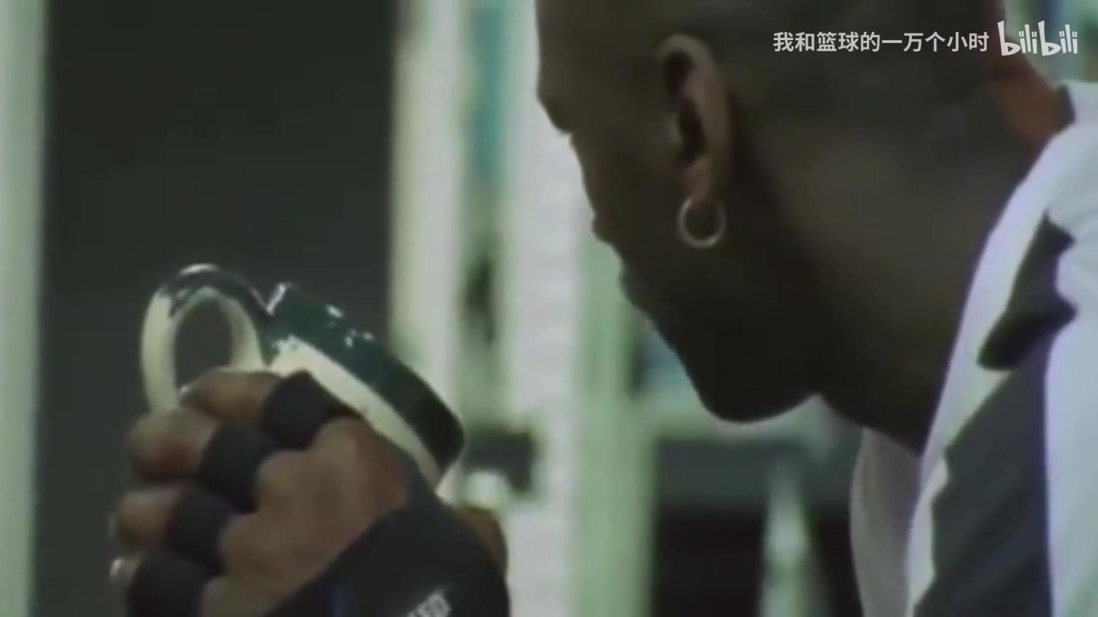 变得更强壮同时保持速率！GOAT乔丹的六个老派力量训练动作！