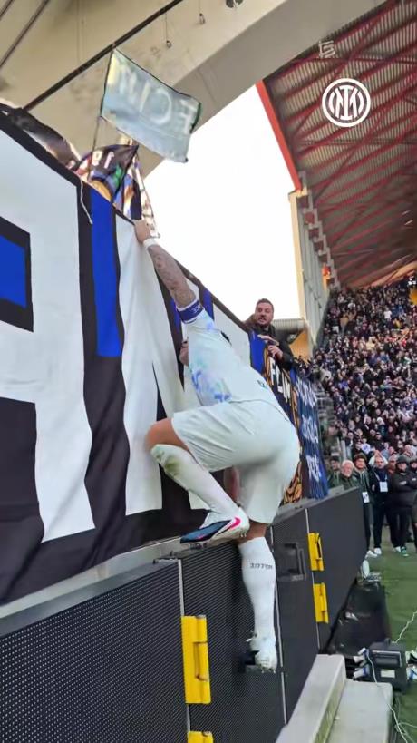 又爬栏杆！实拍：劳塔罗击杀乌迪内斯后与蓝黑远征军一起庆祝