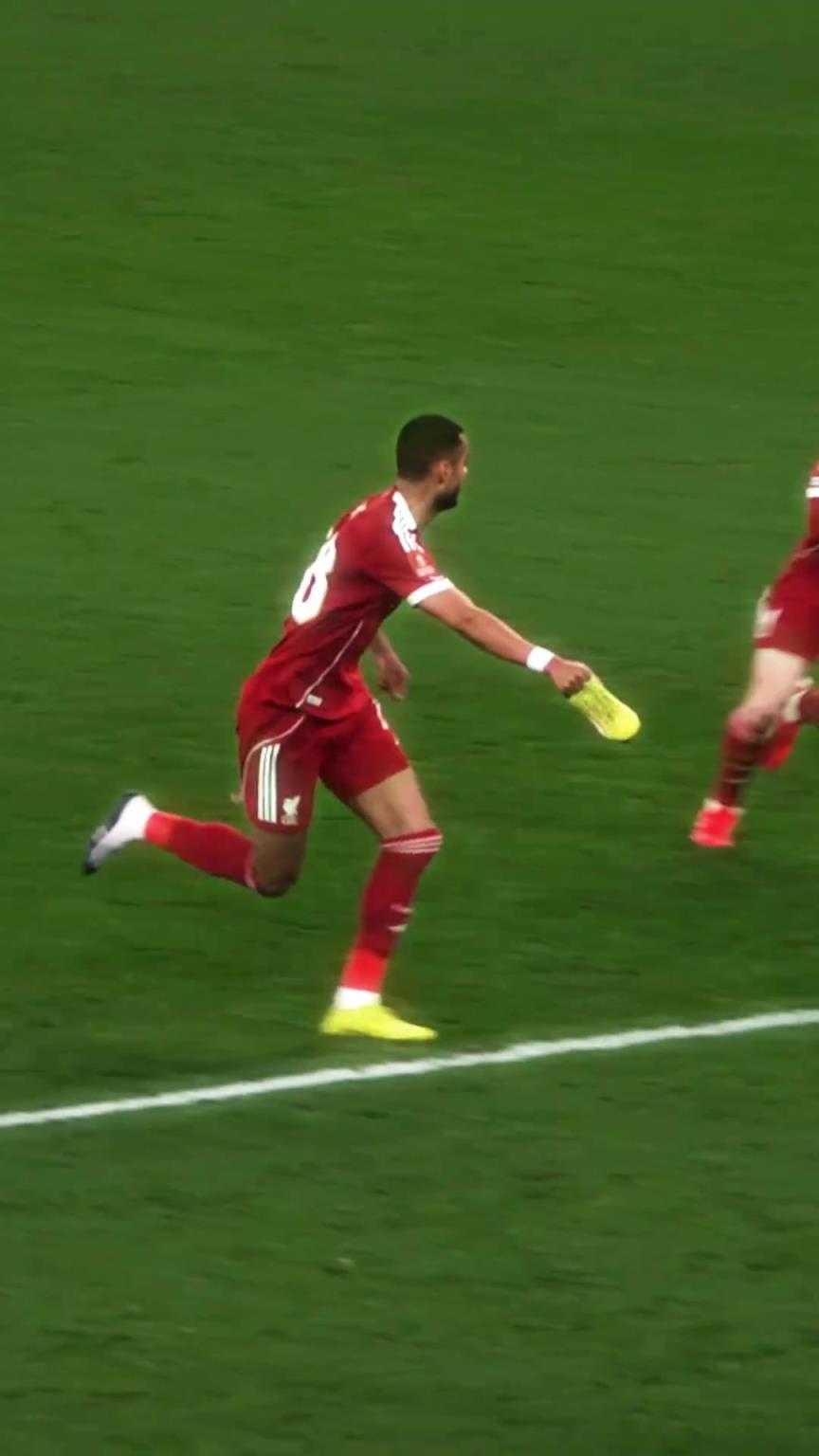 拿鞋指挥可还行！利物浦：有时候打败你的不是天真，是无鞋！