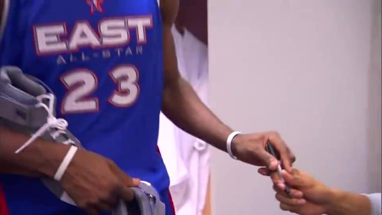 21年了！詹姆斯首次进全明星时，让队友们在鞋子上签名留念