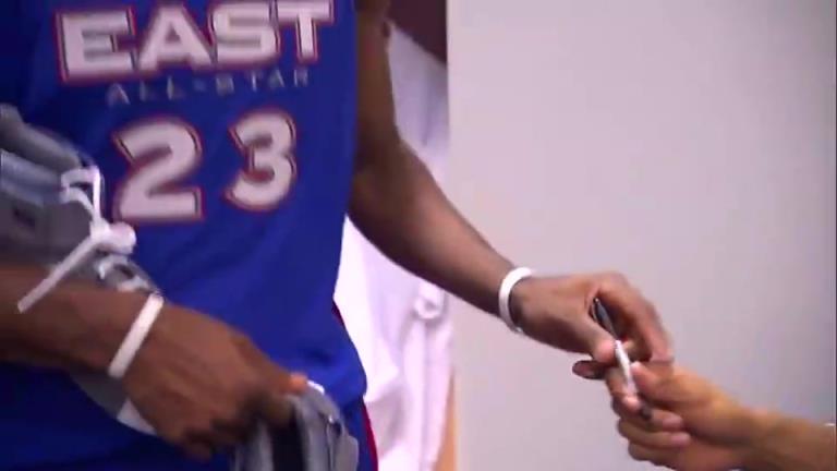 今年没进首发了！老詹当年首进全明星时，让队友在鞋上签名留念