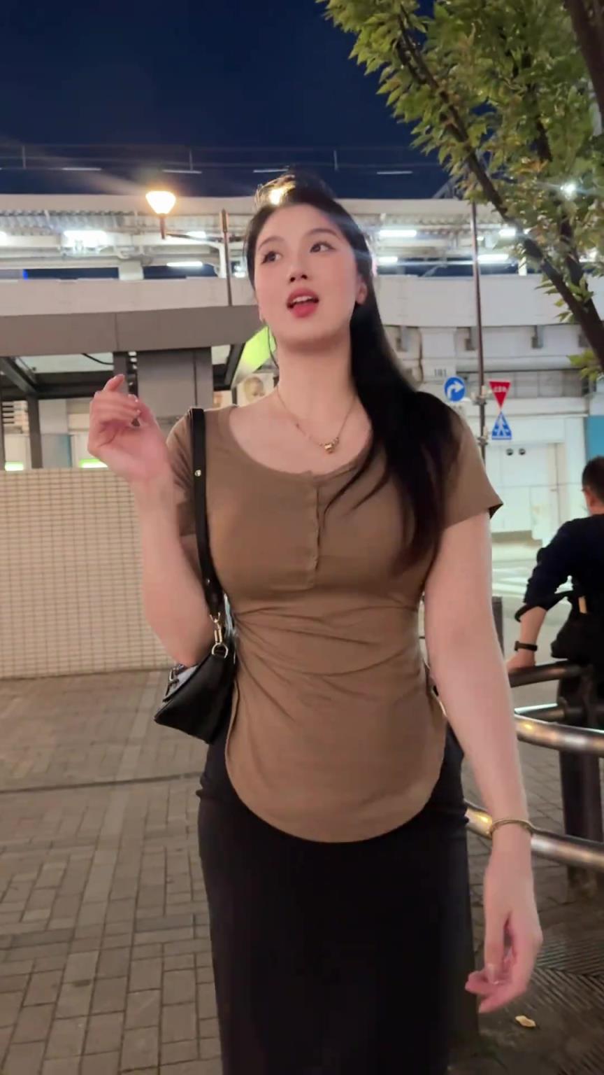 沁纯也有女儿家娇羞的时候呢~