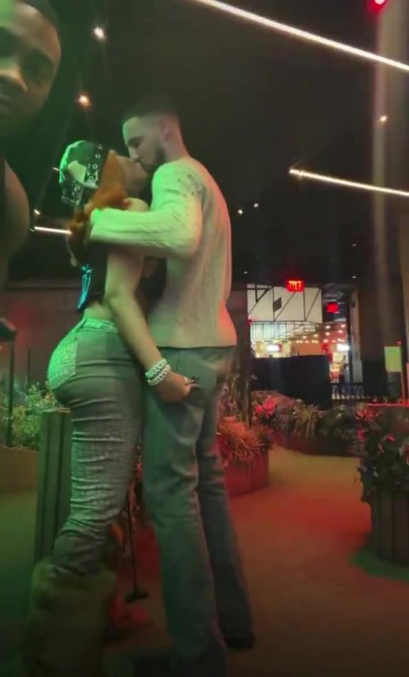 这穿搭有点大胆克莱与马冬梅拥吻，朋友吐槽：这俩整天这样搞