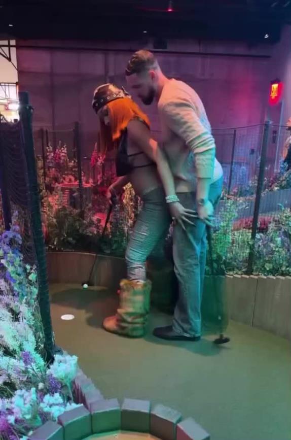 上尺度？克莱在女友马冬梅身后教她打高尔夫这俩也太腻歪了~