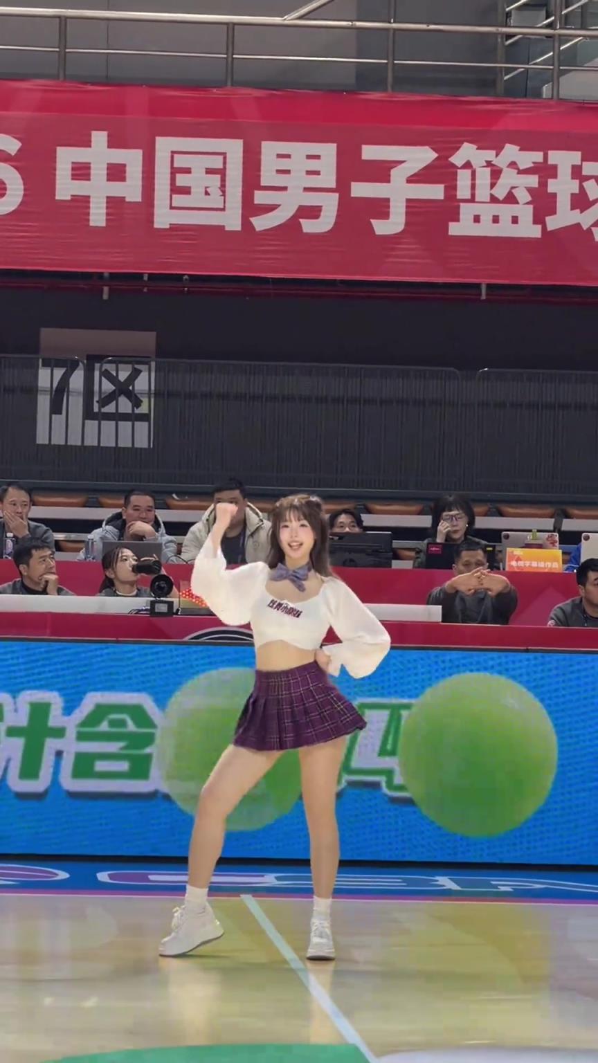 活力十足！广州龙狮啦啦队员这身材+颜值很难不爱啊~