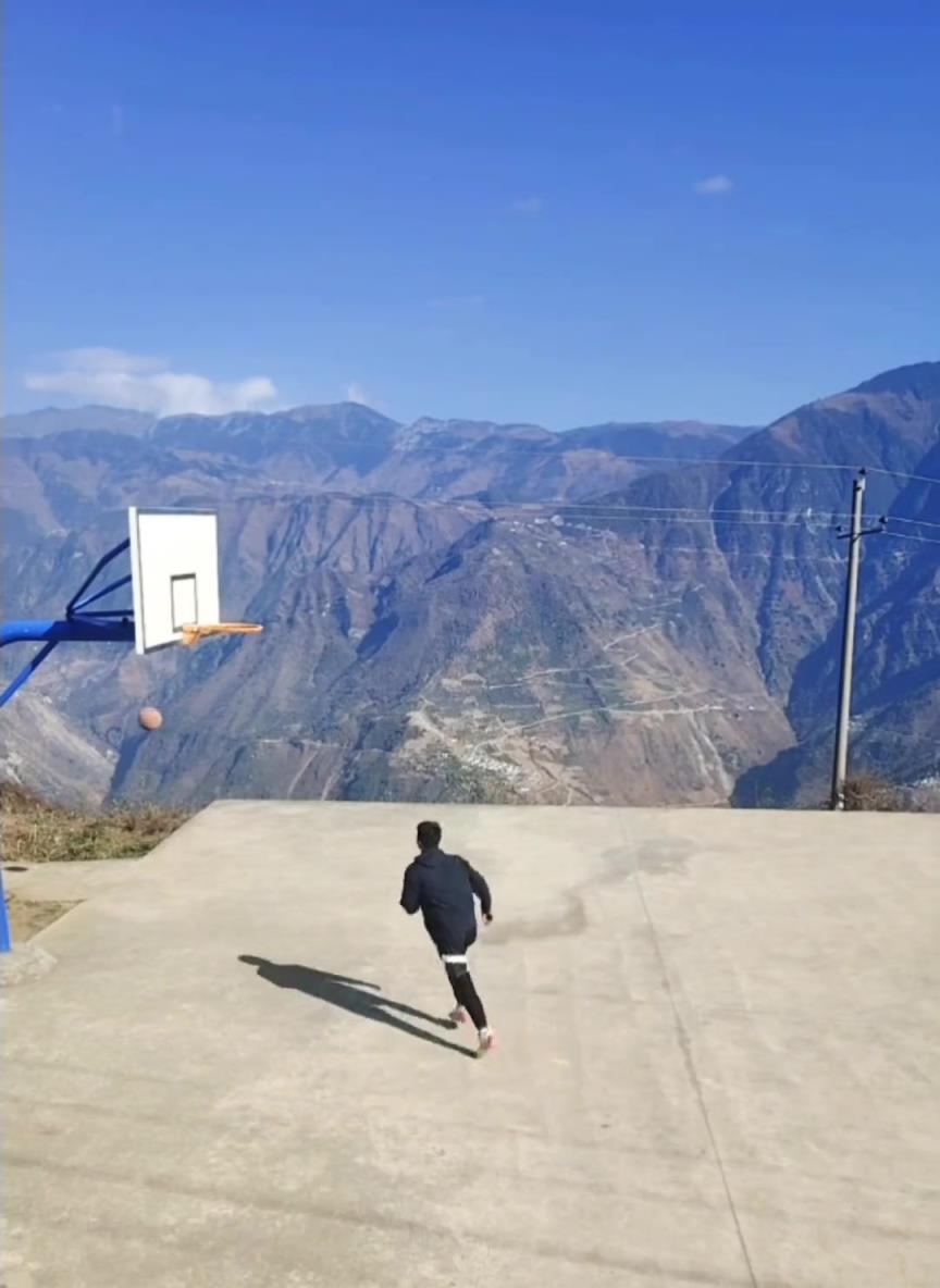 罗德曼知道吗，这种球就要学他，扑出去救回来，热血！