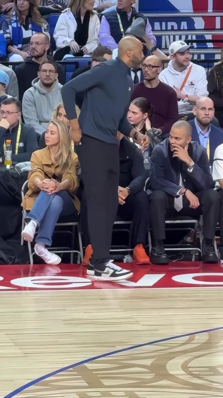 当海布里之王遇上马刺传奇，昨晚的伦敦赛看台比球场还精彩