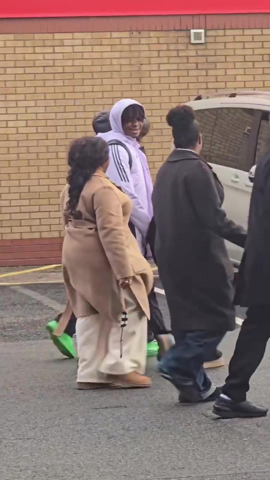 多尔古的母亲提醒他，在比赛结束后要去给球迷签名