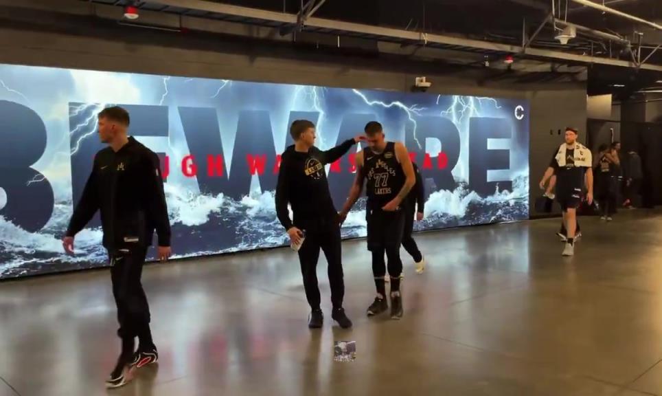 很需要你里夫斯赛后在通道与队友逐一击掌鼓劲~