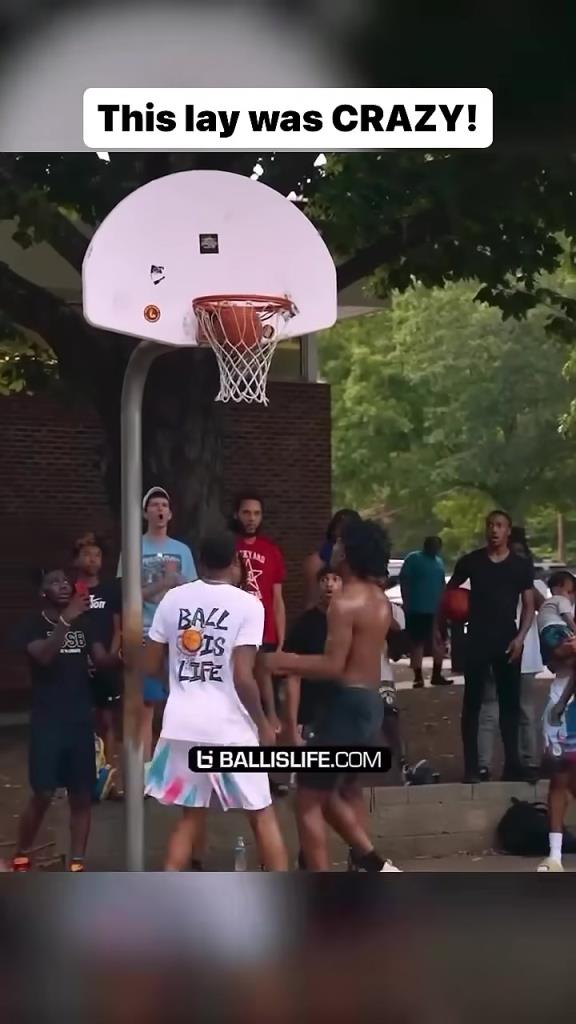 国外野球场惊现逆天拉杆上篮，这个是真牛逼啊！