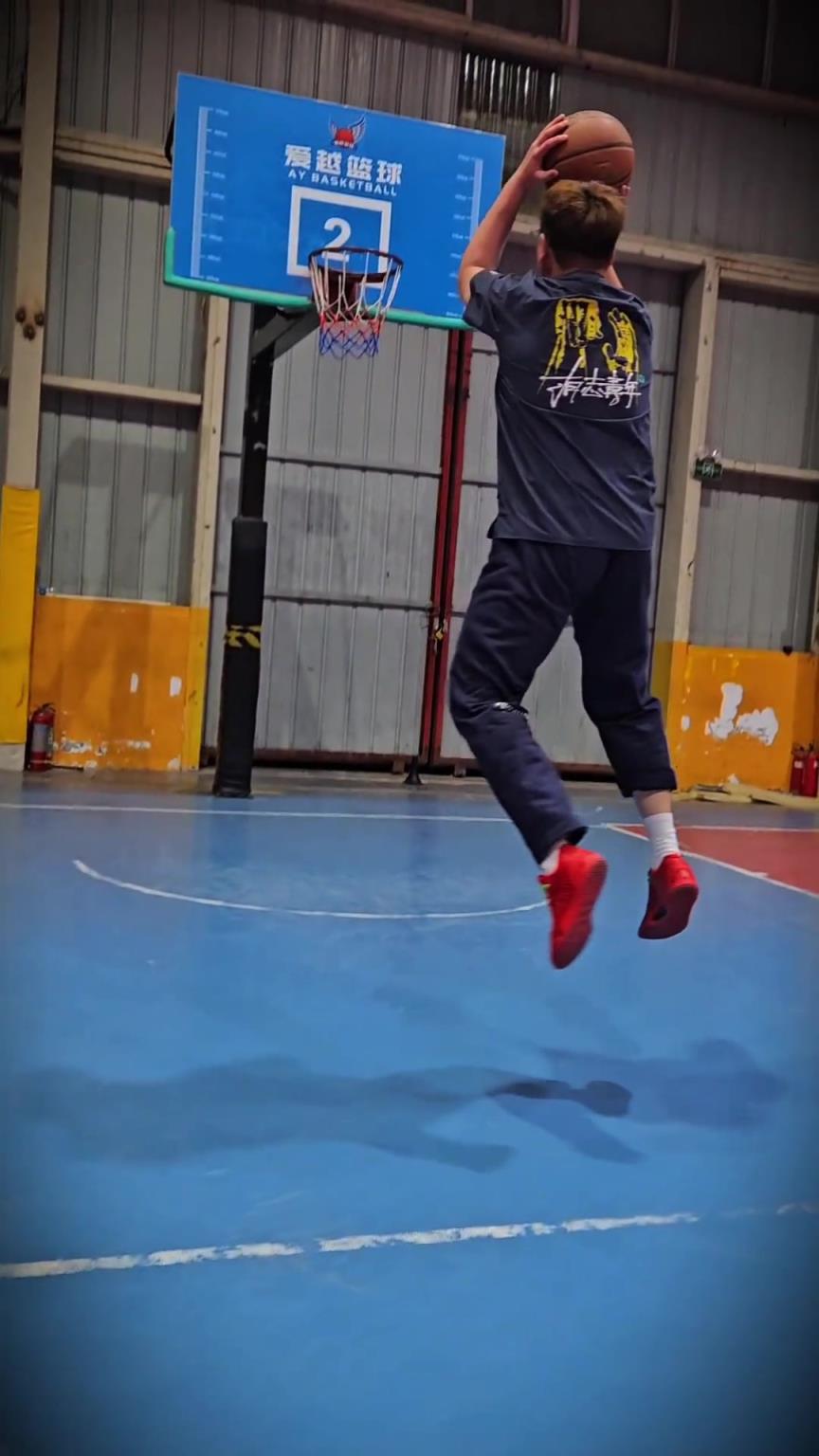 颜丙涛这记翻身跳投什么水平？一看就是会打球啊！