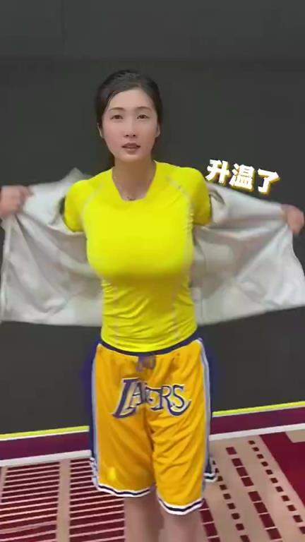 左手突破+神准三分！这位湖蜜小姐姐的球技相当可以啊！