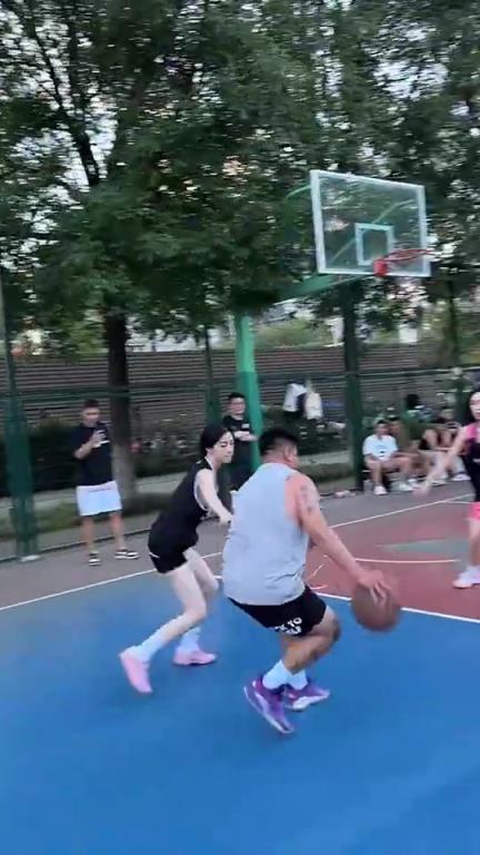 在野球场面对小姐姐如此贴身防守，你们运的了球嘛？