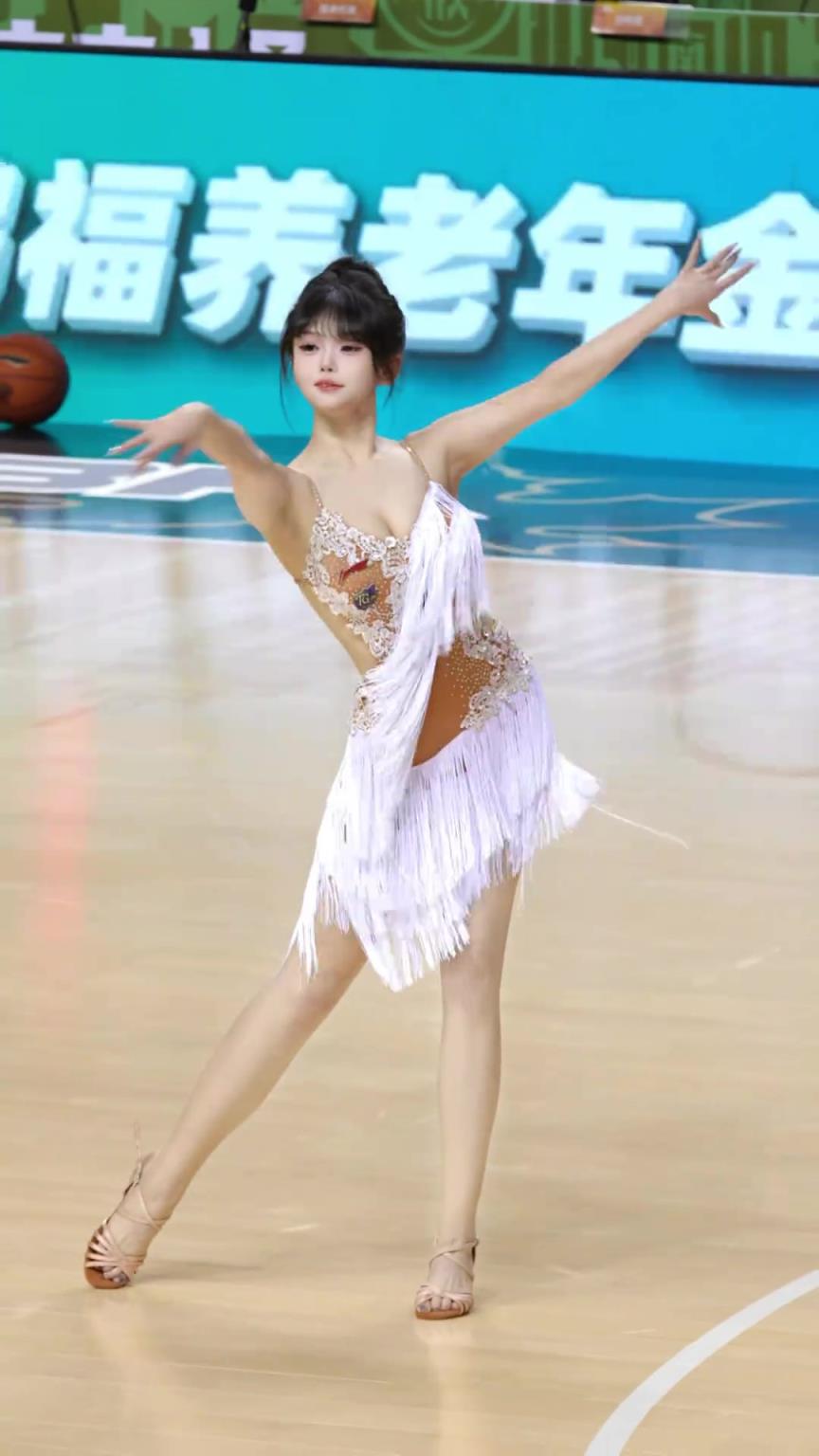 建议CBA各队效仿！同曦啦啦队美女这跳得也太养眼了