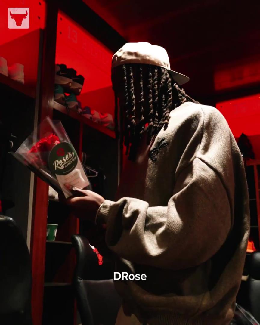 今日退役球衣！罗斯在两队更衣室向所有人赠与玫瑰