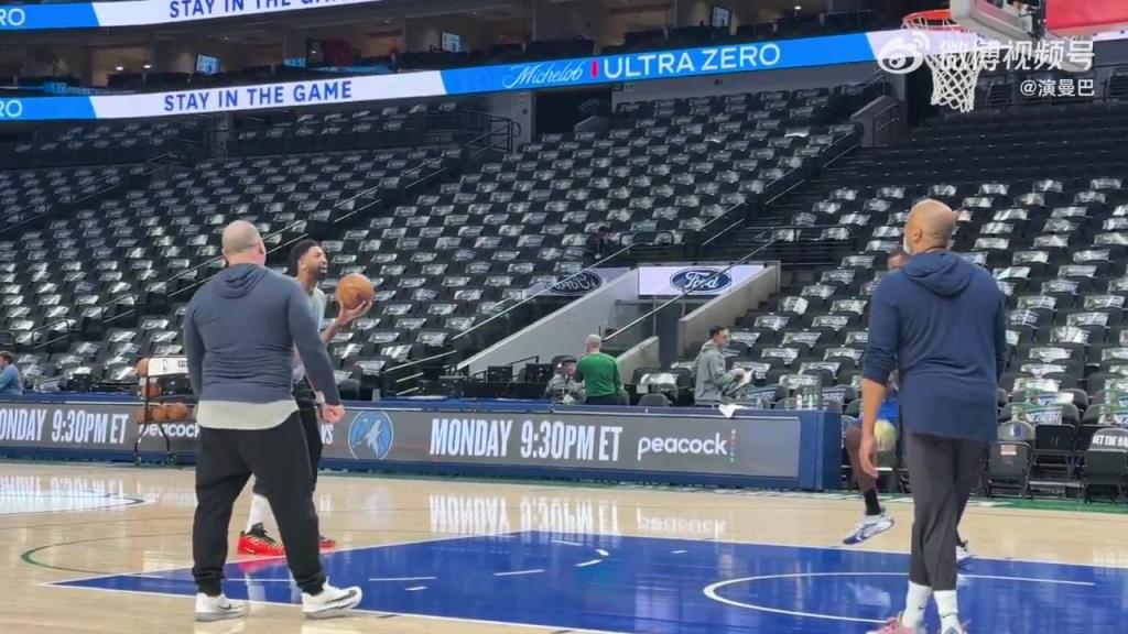 让你想起了谁？浓眉带伤坚持训练，只用单手罚球