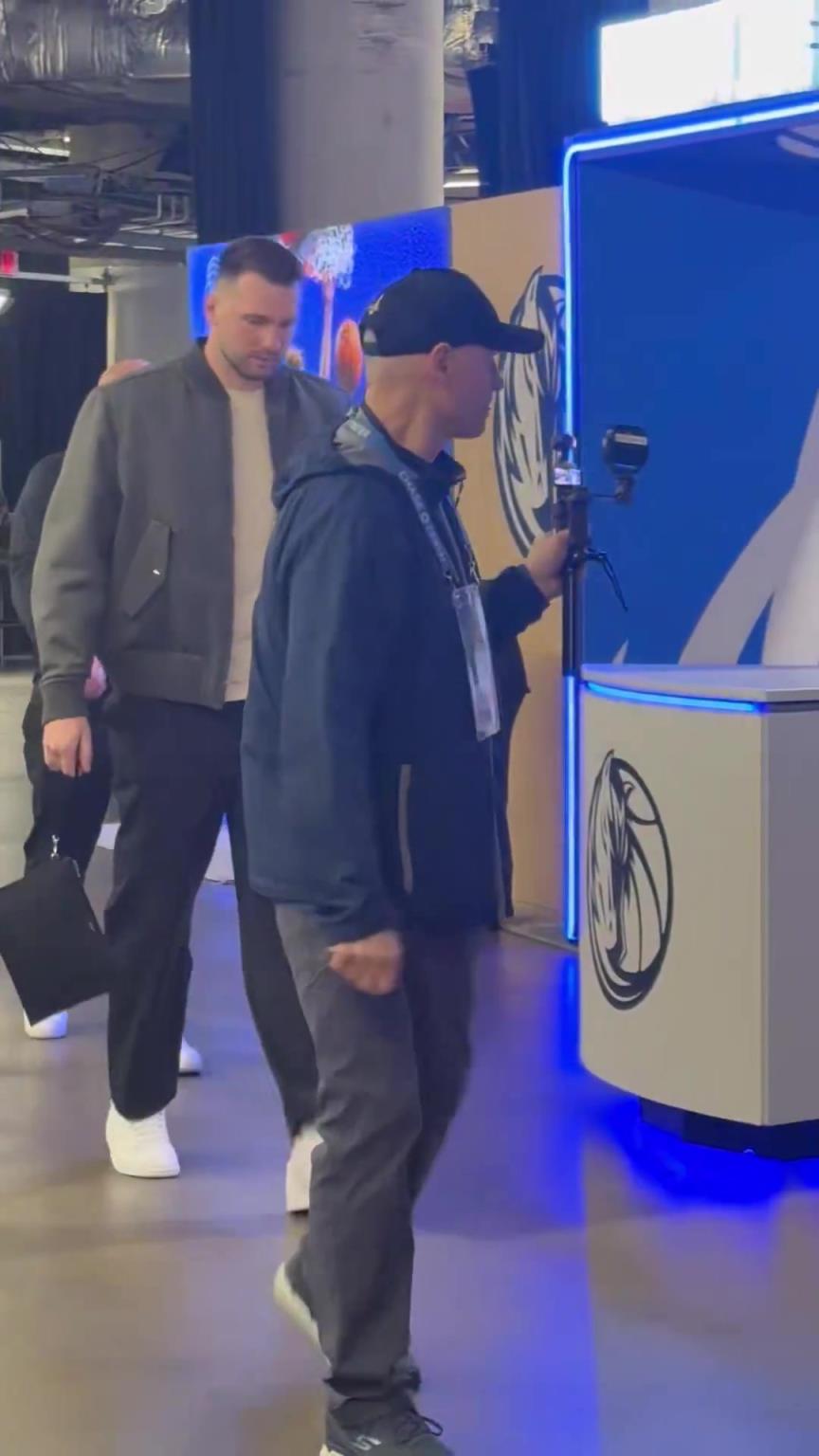 重回独行侠主场！东契奇走入球馆，这一刻他心里在想什么呢？