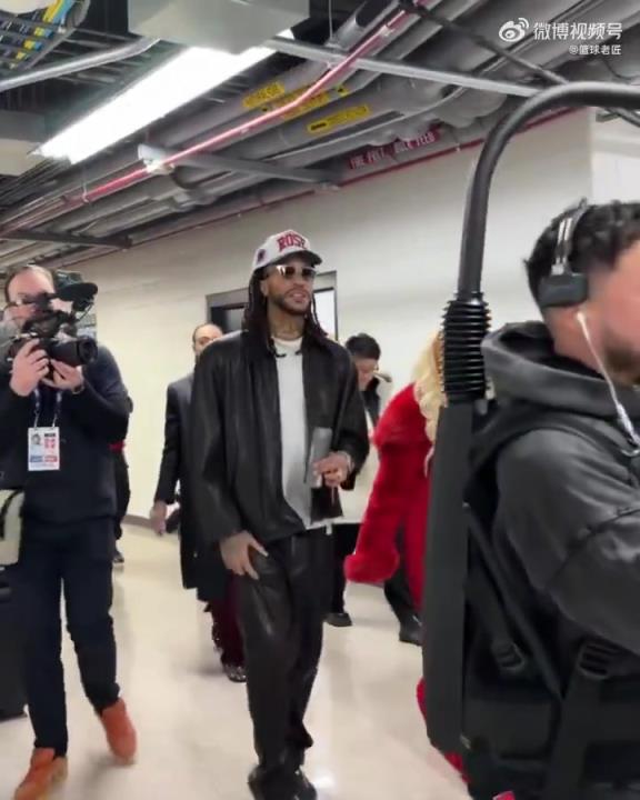 今天哥们球衣退役！罗斯抵达现场，摄影师们一顿咔咔乱拍