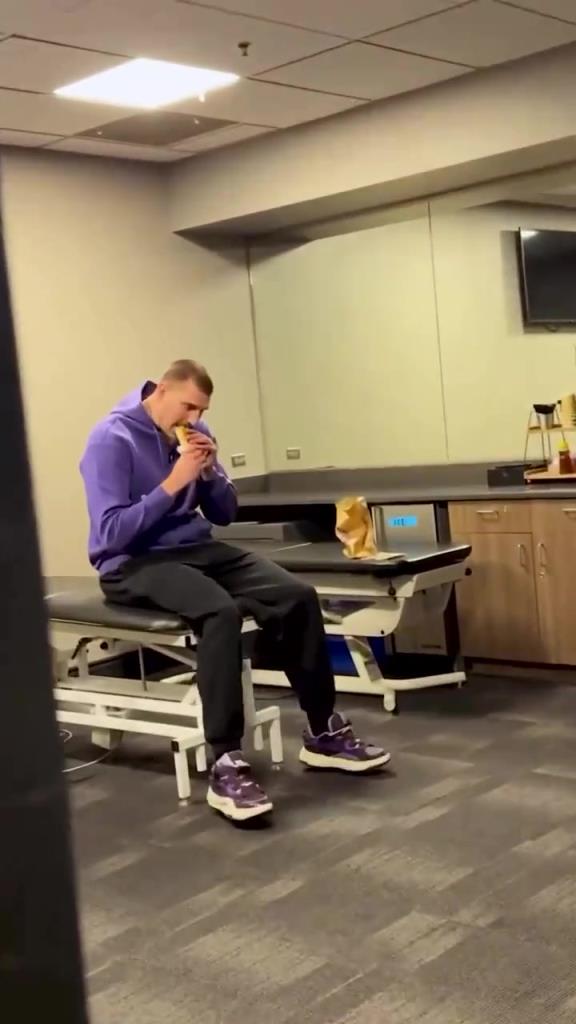 抓住了！约基奇他终于在更衣室里吃了Quesarito...