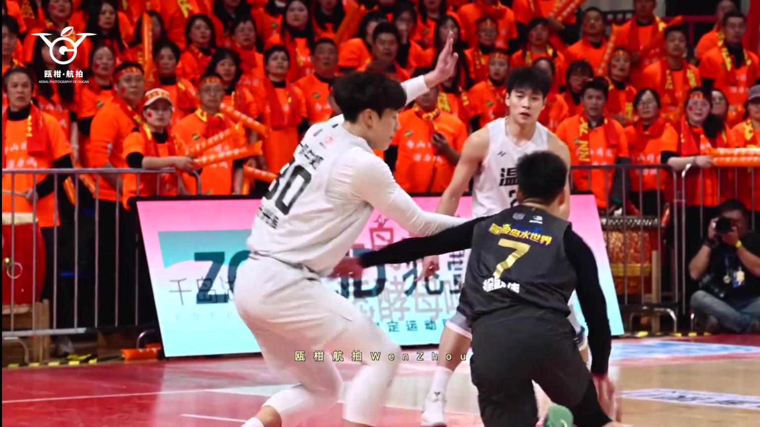 嘿，哥们，打球呢，扯我裤子干啥？