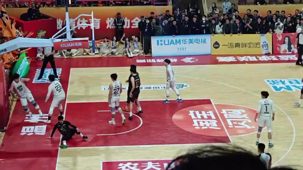 丽水队长徐敏伟在浙BA半决赛中失衡落地，反关节受伤遭遇前叉断裂！