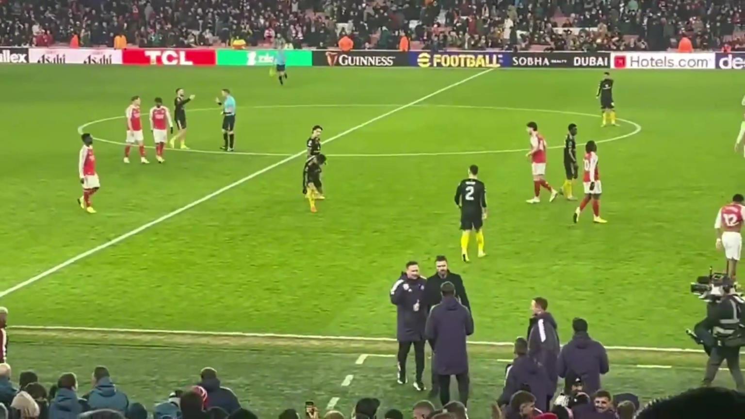 在酋长球场获胜后，卡里克第一时间向他的教练团队表示祝贺