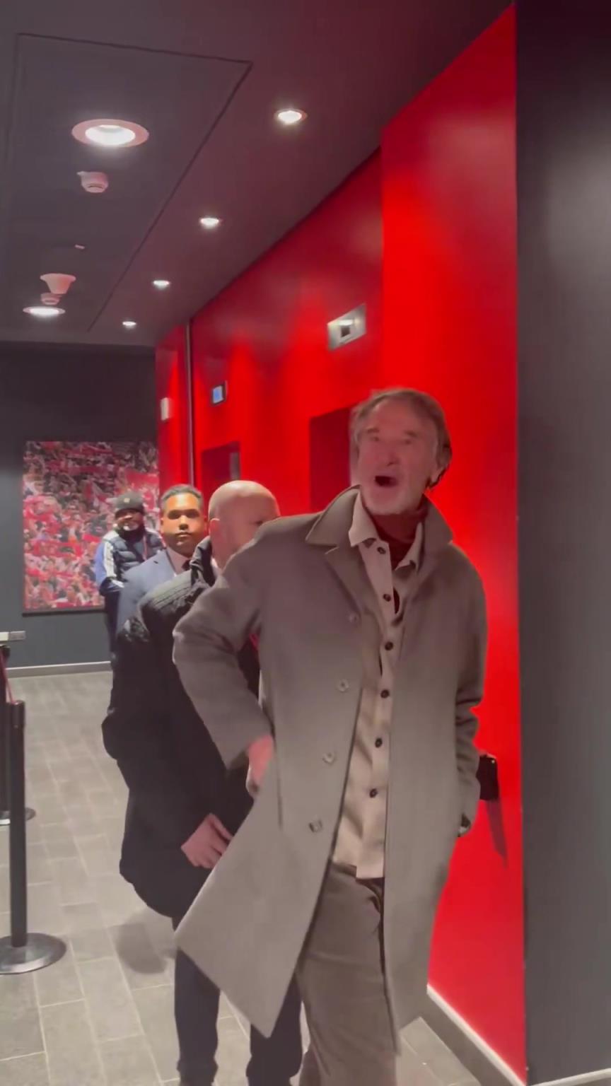 拉特克利夫爵士离开酋长球场时对球迷说道：非常高兴！