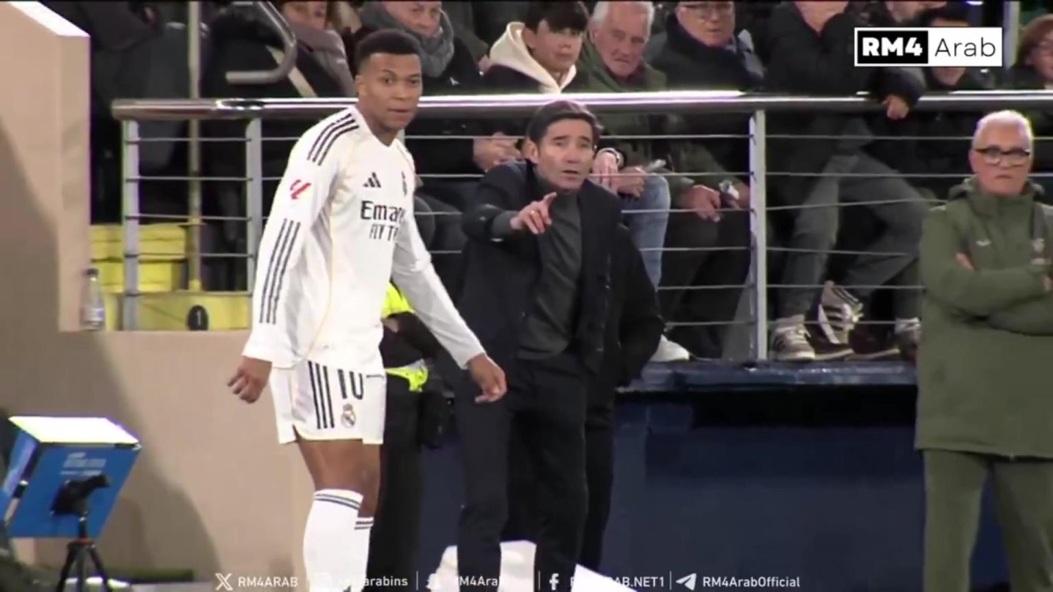 黄潜教练告诉队员们要盯紧姆巴佩，姆巴佩看了他一眼，笑了