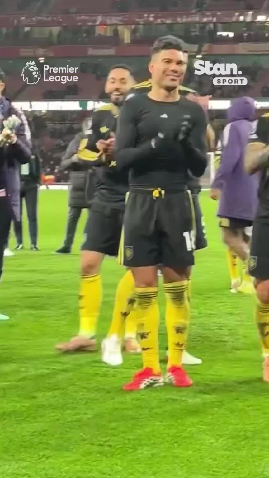 赛季末离队！比赛结束后，曼联球迷在酋长球场为卡塞米罗高唱赞歌