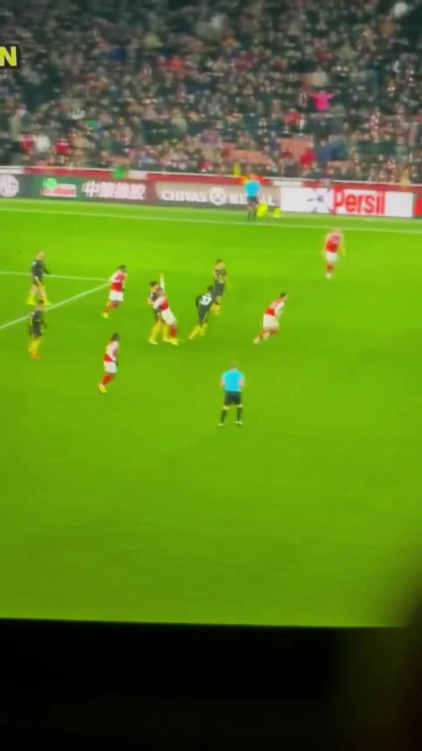 枪迷吐槽：马奎尔像玩玩具一样把加布里埃尔扔来扔去