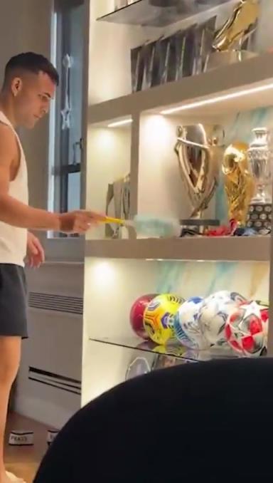 家人拍到劳塔罗在清理他的奖杯，小心翼翼地清理大力神杯