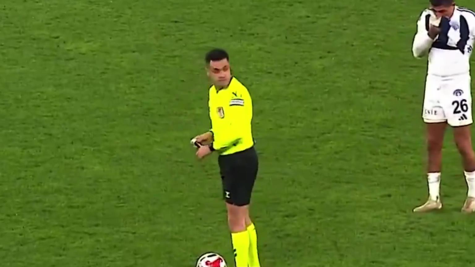土耳其出现离奇一幕：球员罚任意球时让裁判离开，随后连吃两黄！
