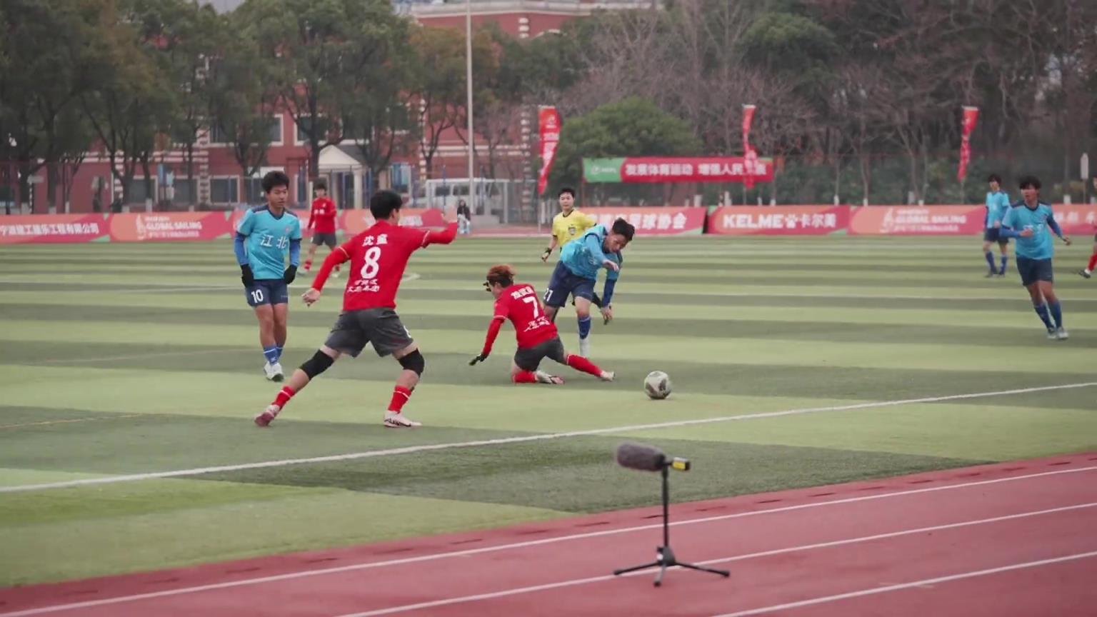 宁波民间赛事互相暴铲引发冲突！蓝色球员甚至怒踹+挥拳