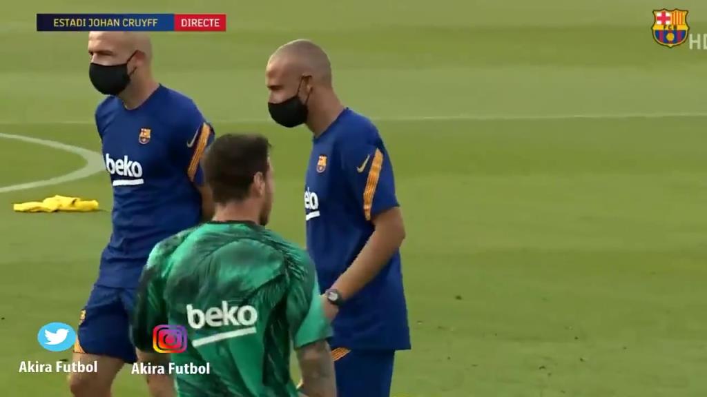 助教看开心了！名场面：梅西当年训练随意一脚打入精彩任意球！