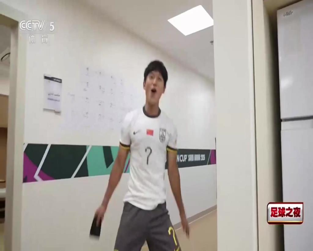 C罗铁粉！纪录片中向余望在更衣室也用Siuuu~来庆祝