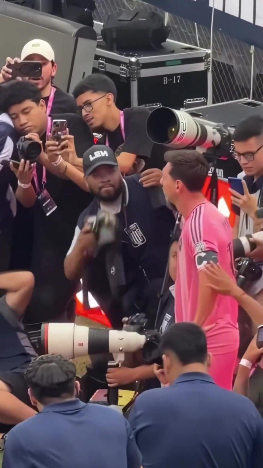 长枪短炮！梅西踢个角球，角球区秒变记者发布会