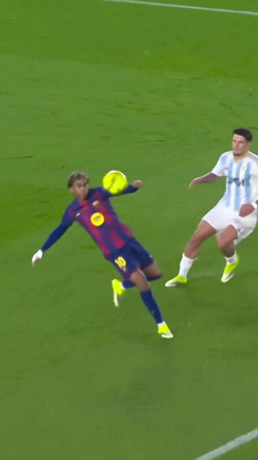 少年当立，一球封神！巴萨：这记倒钩，是属于诺坎普的浪漫与疯狂