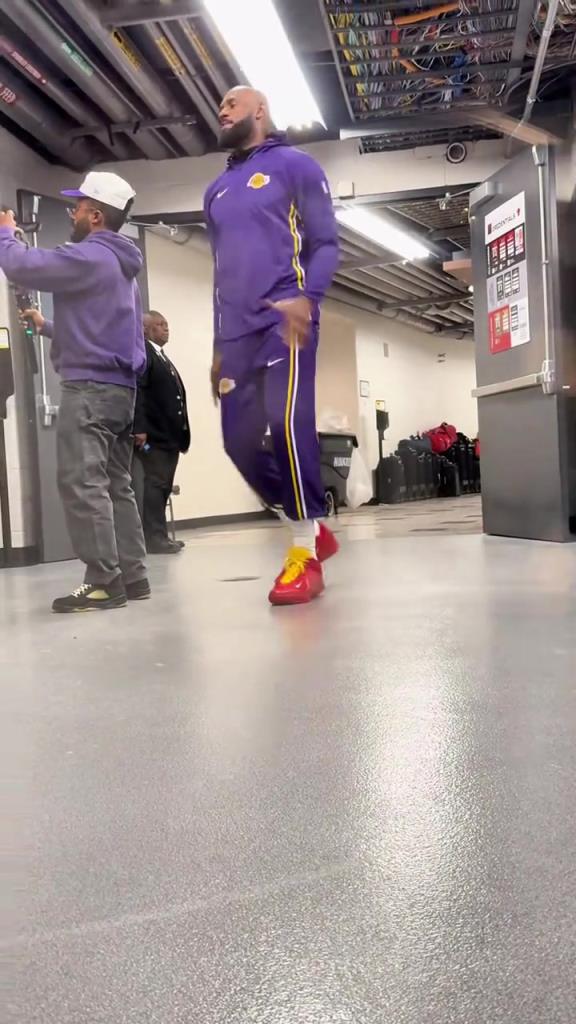 詹姆斯球员通道的逗比行为.....看的出来很欢快