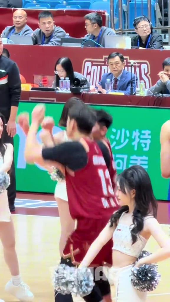 小洲洲和洪硕的专属小动作！！！