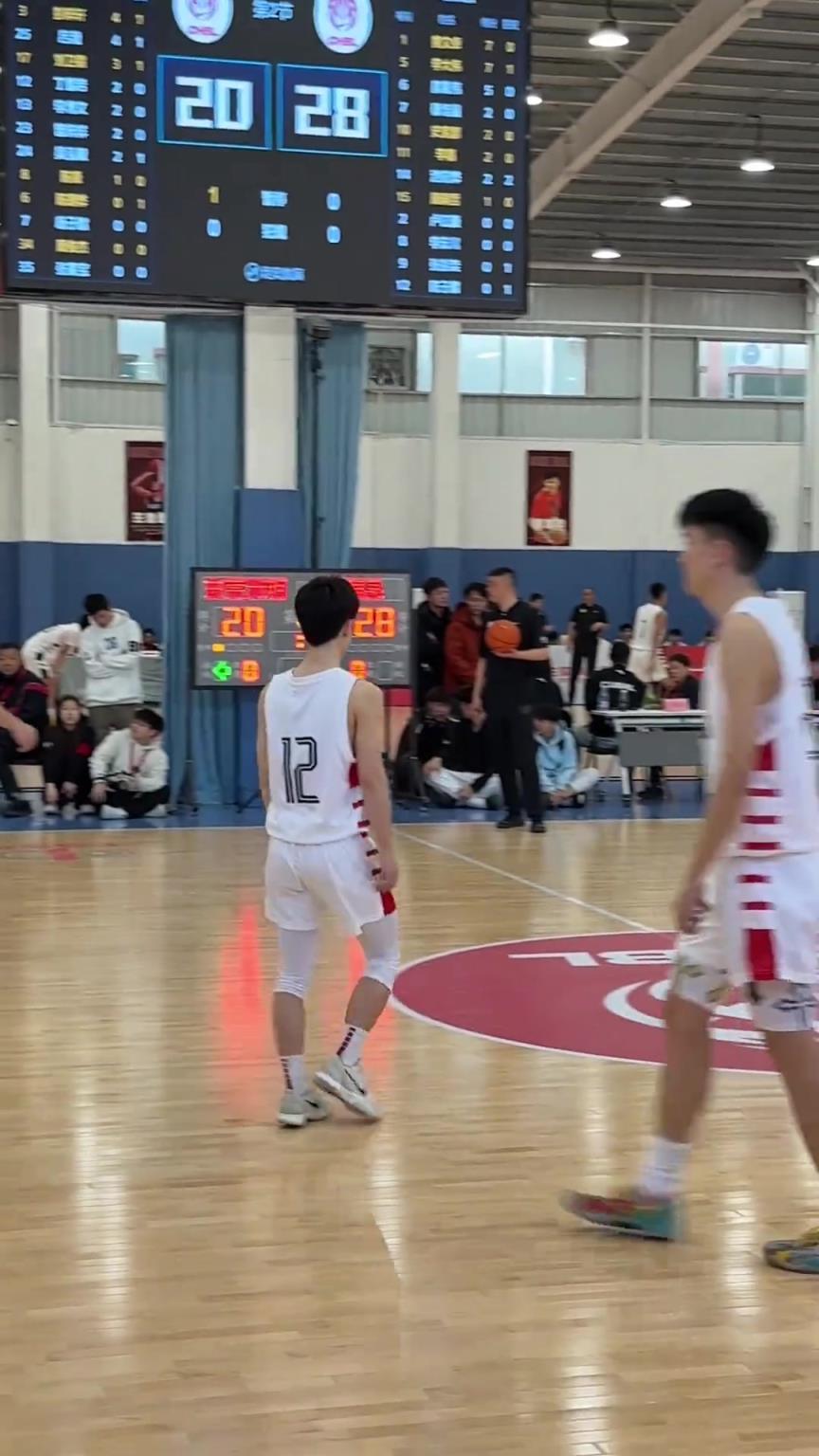 一堆大个里如果有一个小个，你一定要注意了，一定有活！