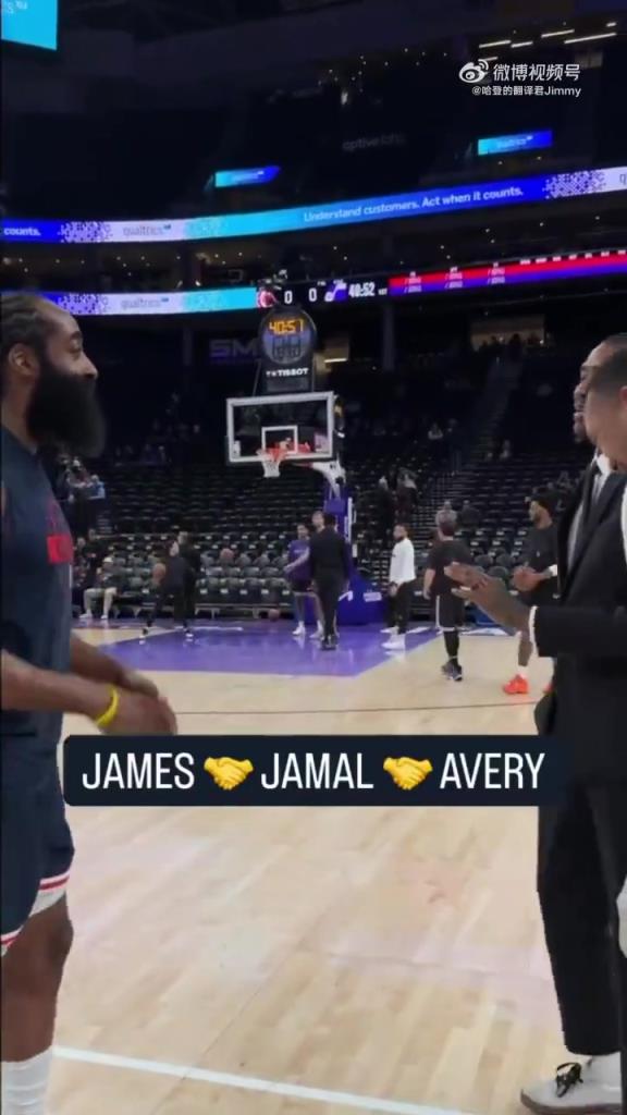 对阵爵士，哈登赛前和克劳福德等老友寒暄