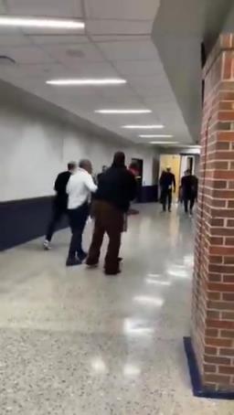 险些从球场打到更衣室？费尔斯回去路上被壮汉架着控制离开