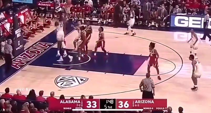 18年艾顿为何能力压东契奇成为状元？在大学时打球居然如此残暴