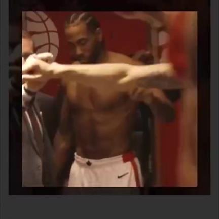 壮的离谱！从猛龙刚来快船时，小卡的身材真的是巅峰状态！