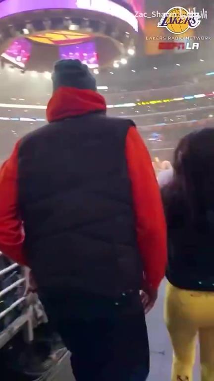 昨日重现！19年年底科比最后一次到访湖人主场，吸引全场的关注！