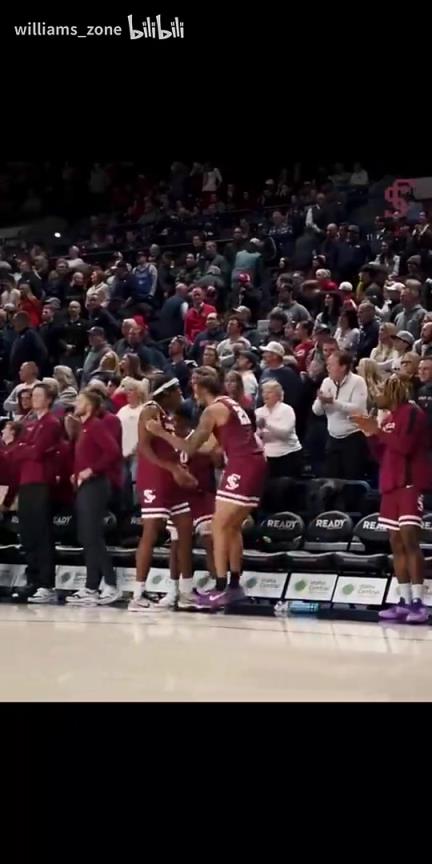 后来一起为雷霆拿了冠军！大学时期杰伦威曾把切特晃倒了！